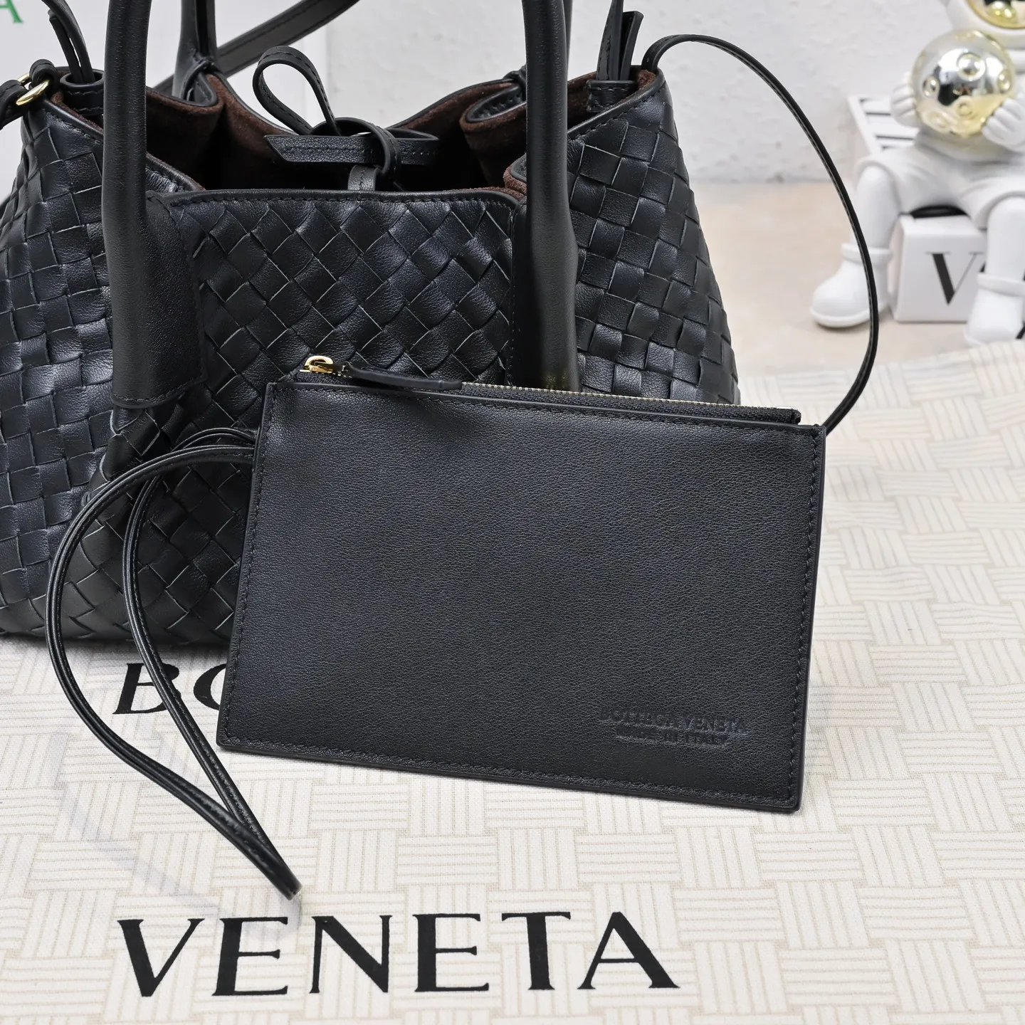 Batch 1760 BOTTEGA VENETA 2025 new product pinacoteca has super soft leather, and the weaving function, practicality and relaxed fashion sense have not fallen behind❤️‍🔥Amway has given sisters a must-have bag when going out. The size of the bag also accurately meets the commuting needs of urban beauties. It can accommodate mobile phones, keys, lipstick, powder, sunscreen, shopping bags...all of it! ! ! 🔥The capacity should not be underestimated~ It does not choose people, clothes, or occasions. With its majestic curved outline, exquisite woven texture, delicate edges and rounded handles, this woven vegetable basket bag truly achieves the goal of "dressing up and being fashionable without getting in the way"~ Are you interested in Jimei? Style number: 9004 Size: 24*15*12cm